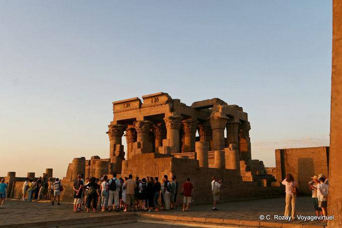 Licht von der Einstellung auf dem Tempel von Kom Ombo, Kom Ombo - Aegypten