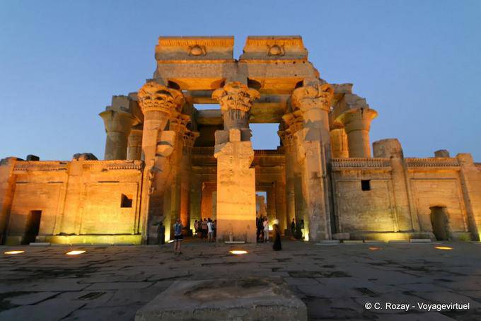 Fassade des Tempels von Kom Ombo, Nachtbeleuchtung - Aegypten