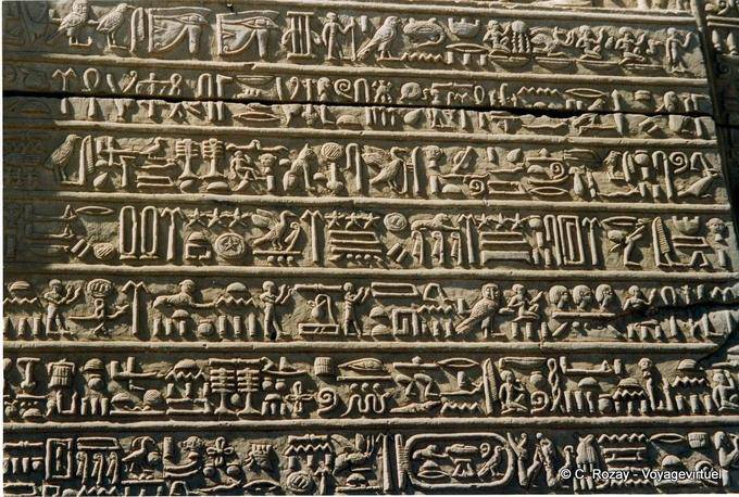 Das heilige Buch mit Seiten mit Hieroglyphen bedeckt, Tempel von Kom Ombo - Aegypten