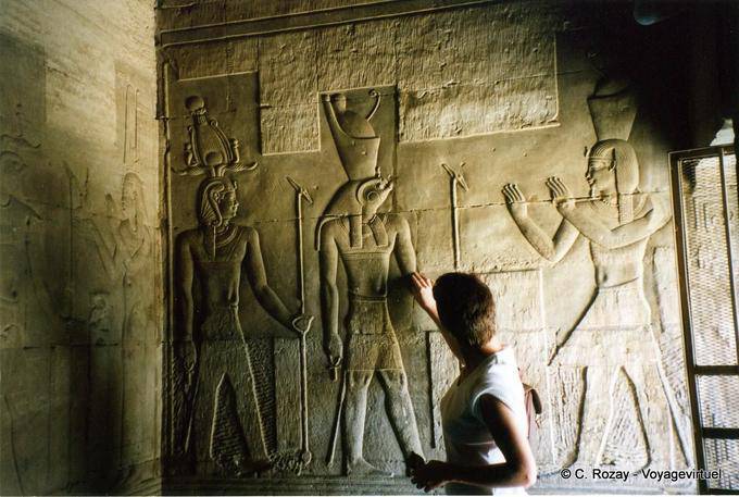 Haroeris und Sohn Chons, das Tragen der Atef Krone, Tempel von Kom Ombo - Aegypten