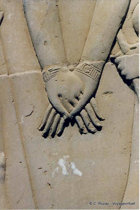 Angehobene Hände von großer Finesse, Kom Ombo Tempel - Aegypten
