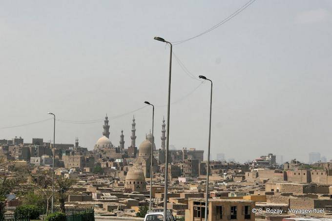Straßenlaternen, die Kuppeln und Minarette der gewünschten Umgebung von Kairo - Aegypten