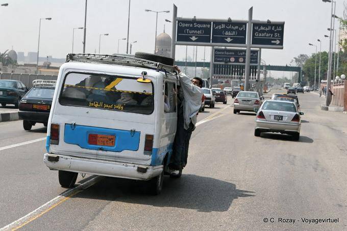 Man hing außerhalb des überladenen Taxi, Kairo - Aegypten