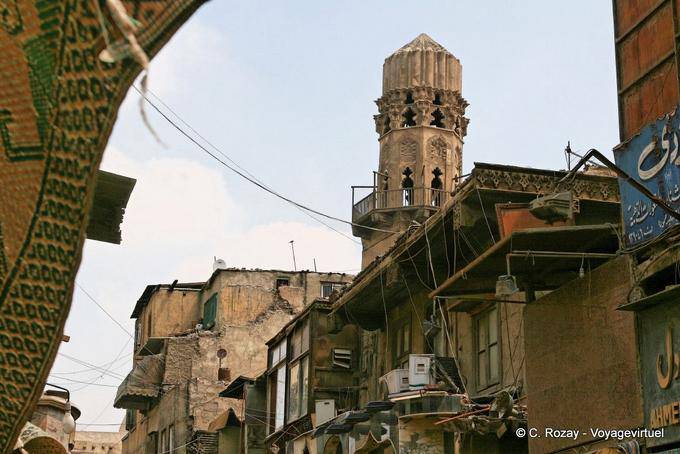 Kairo, Khan el Khalili, Minarett hoch - Aegypten