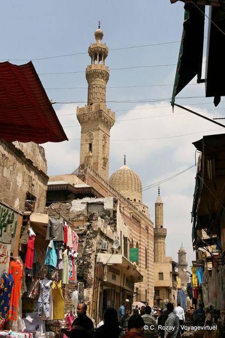 Minarett und die Kuppel der Moschee Khan el-Khalili, Blick von der Souk, Kairo - Aegypten