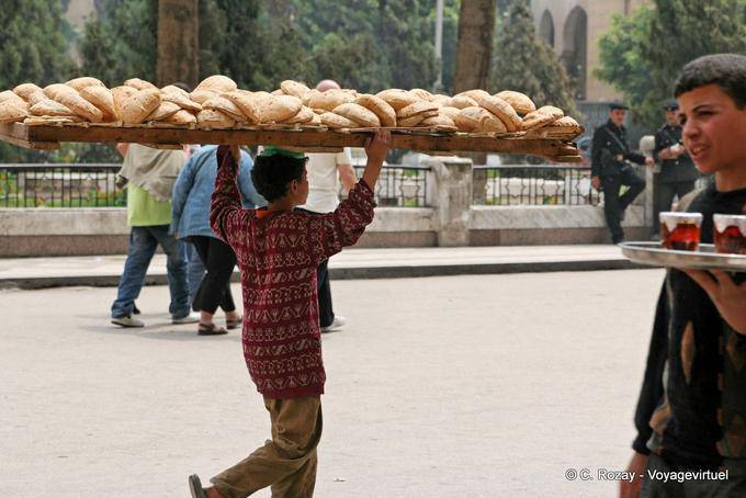 Kairo, Holzplatte auf dem Kopf des Trägers von Brot - Aegypten