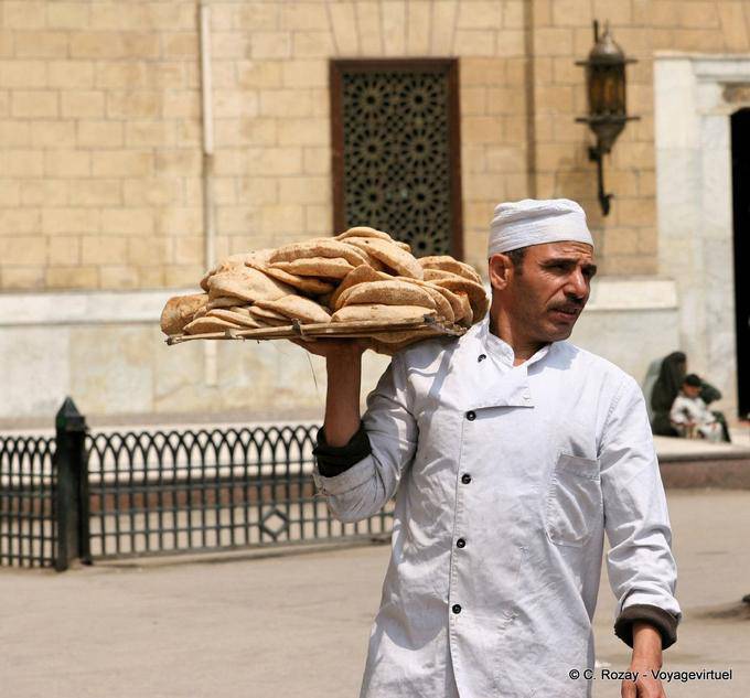 Der Bäcker und das typische Fladenbrot, Kairo - Aegypten