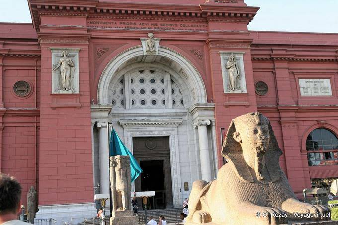 Sphynx vor dem Eintritt in das Museum, Kairo - Aegypten
