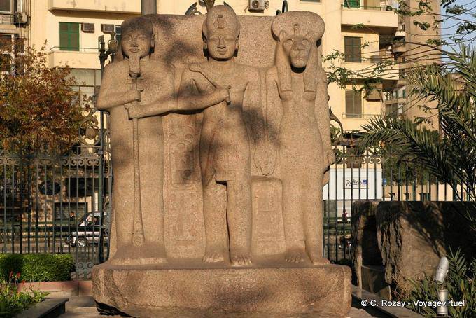 Triad ägyptischen Götter im Garten des Ägyptischen Museums in Kairo - Aegypten