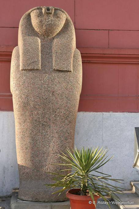 Glatte Statue außerhalb der ägyptischen Museum, Kairo - Aegypten