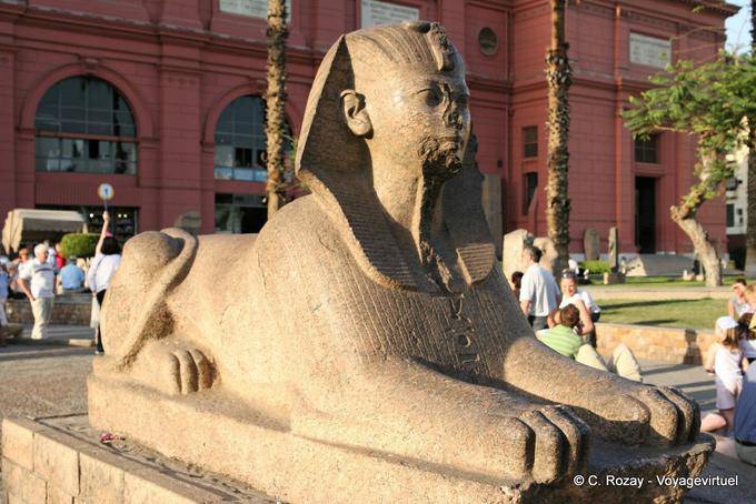 Sphynx thront vor dem Ägyptischen Museum in Kairo - Aegypten