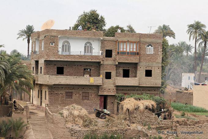 Haus in einem Dorf im Nil nach Luxor - Aegypten