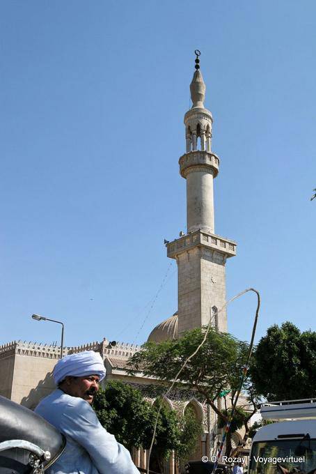 Pferdekutschen Fahrer und Minarett in Luxor - Aegypten