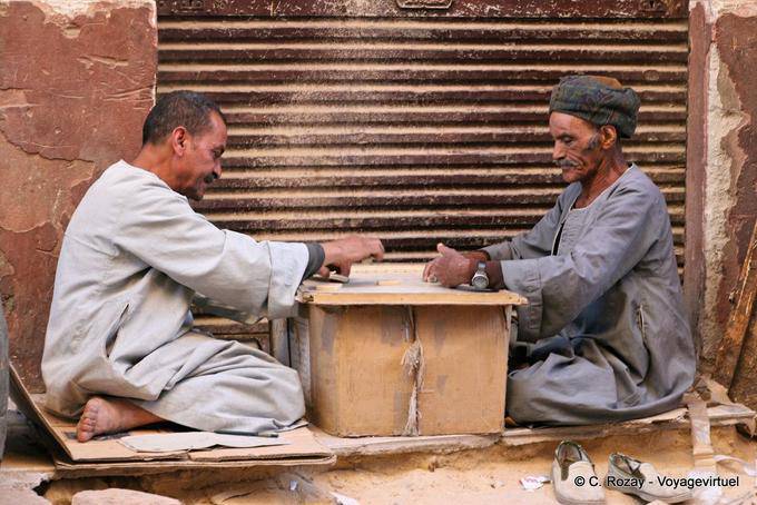 Domino Spieler auf Karton auf einer Straße, Luxor - Aegypten