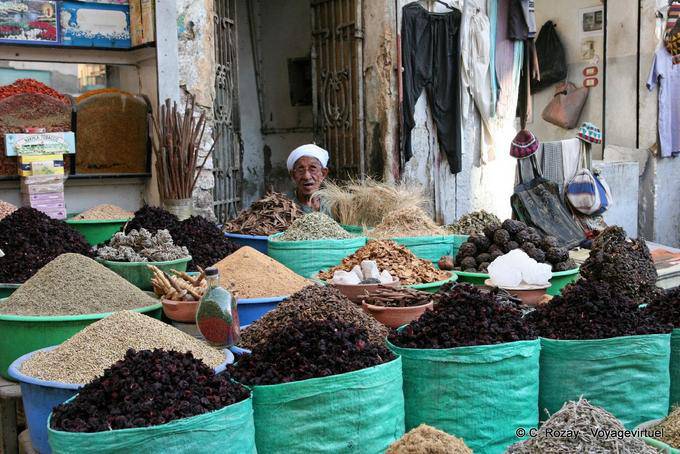 Alten Kauf derrrière seinem Stand auf dem Basar, Luxor - Aegypten