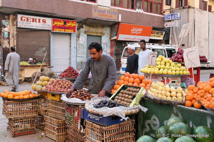 Händler von Obst auf einer Straße in Luxor - Aegypten