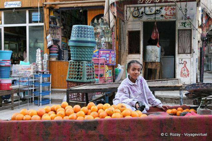 Der kleine Markt von Orangen vor einem Metzger, Luxor - Aegypten