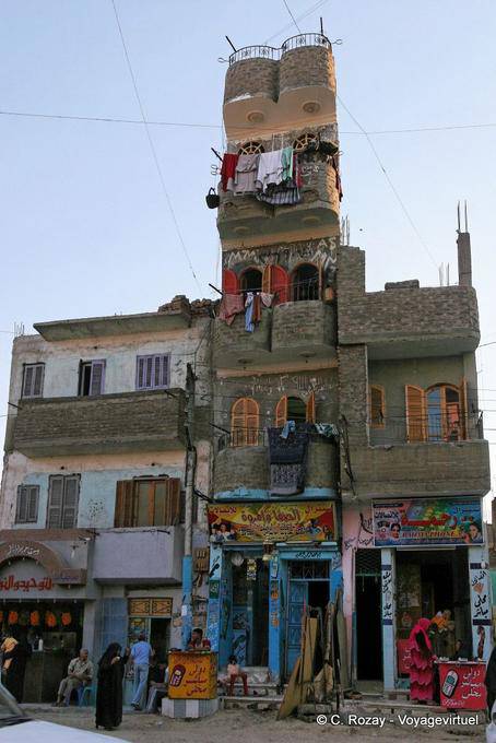 Erstaunlich Bau eines Hauses gelehnt auf vier Stockwerken, Luxor - Aegypten