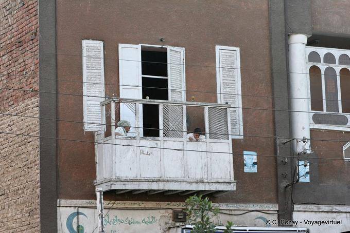 Leben auf einem Holzbalkon, Luxor - Aegypten