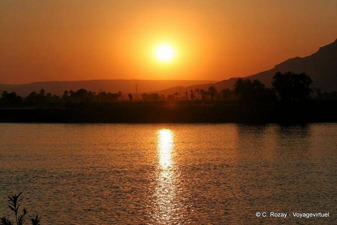 Sonnenuntergang auf dem Nil gegenüber dem Tal der Könige, Luxor - Aegypten