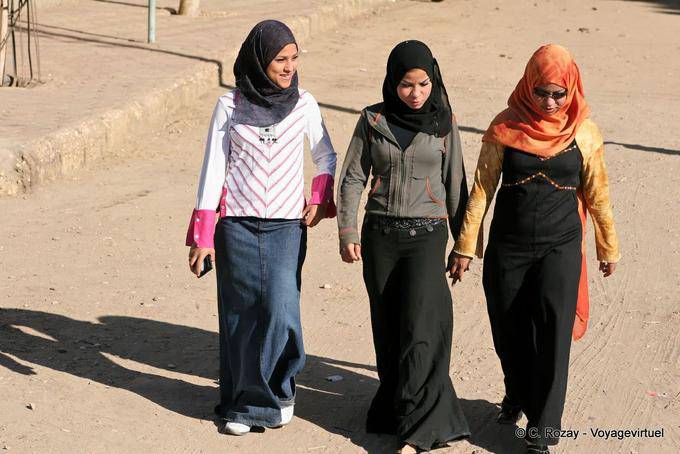 Mädchen, die in Luxor - Aegypten