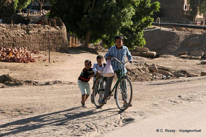 Drei Kinder mit dem Fahrrad, Luxor - Aegypten