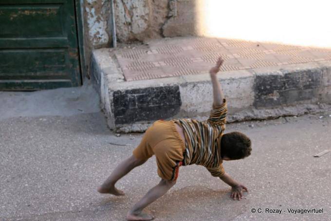 Junge Akrobat auf der Straße, Luxor - Aegypten