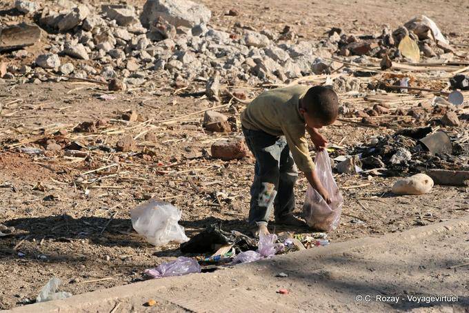 Kinder in den Papierkorb, Luxor - Aegypten