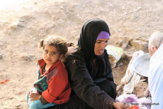 Die Mutter und Kind mit Bettdecken Straße Luxor - Aegypten