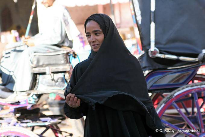 Lächelnde Frau in der traditionellen schwarzen, Luxor - Aegypten