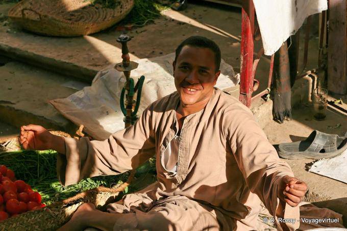 Lächeln Einladung des Straßenhändler, Luxor - Aegypten