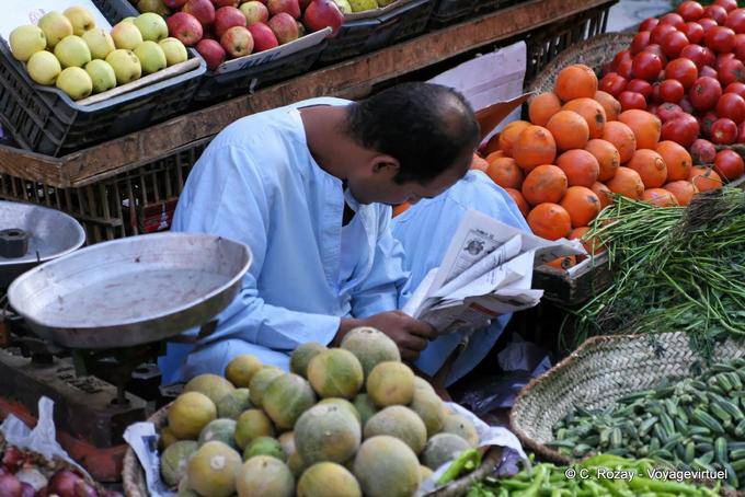 Das Lesen der Zeitungsmarkt in Luxor - Aegypten