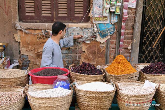 Körbe zum Luxor Markt gefüllt - Aegypten