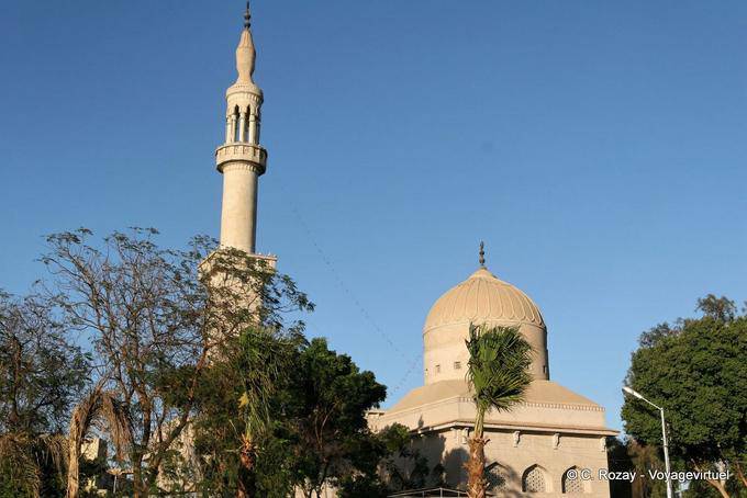 Moschee, Minarett und Kuppel, in der Nähe des Nil Corniche, Luxor - Aegypten