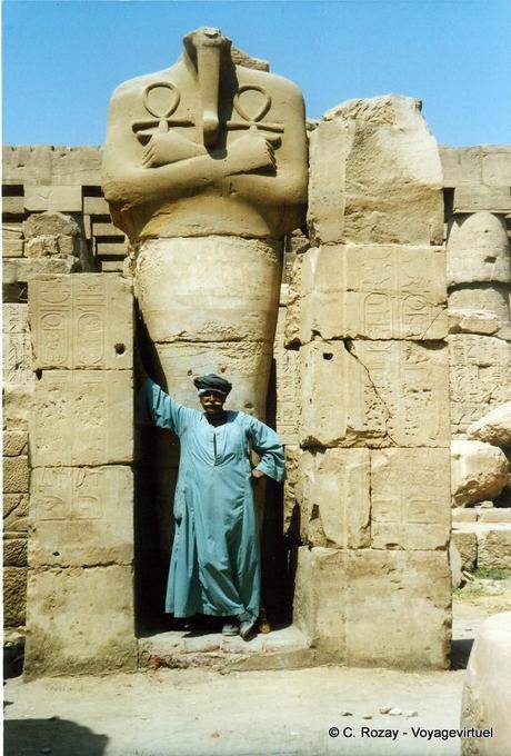 Pharao kopflose Statue und hält Schnurrbart, Karnak-Tempel - Aegypten
