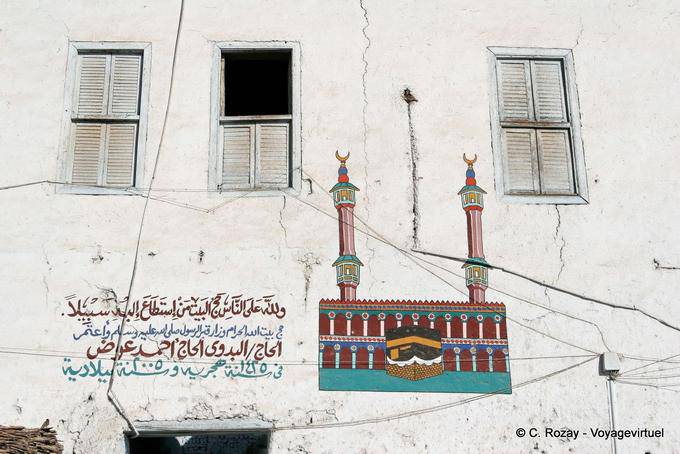 Wandmalerei und Fensterläden an der Fassade eines Hauses, Qurna - Aegypten