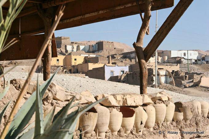 Weg mit gebrochenen Keramik, Qurna ausgekleidet - Aegypten