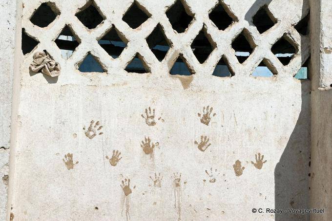 Khamsa, schützende Hände an einer Wand, Qurna - Aegypten
