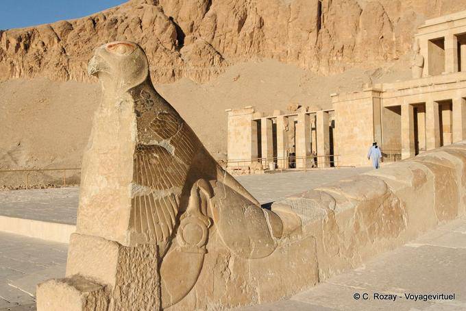 Der Gott Horus falcon-Statue auf der Rampe des zweiten Hof des Tempels der Hatschepsut - Aegypten