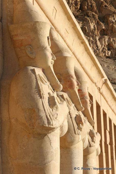 Osirian Kolosse der Ausrichtung auf der rechten Seite das Eingangstor, Hatschepsut-Tempel - Aegypten