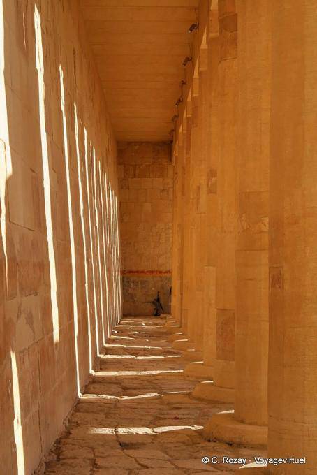 Hinter den Säulen der oberen Terrasse Tempel der Hatschepsut - Aegypten