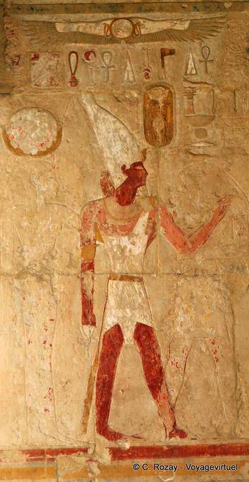 Alte Farben, Flachrelief eines Pharaos mit der Krone Weiße Krone des Südens Tempel der Hatschepsut - Aegypten