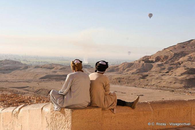 Meditation vor der Landschaft und die Überreste des Tempels von Mentuhotep II, Deir el-Bahari - Aegypten