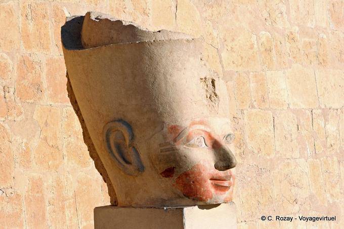 Colossus Kopf ab auf ein Podest, Hatschepsut-Tempel - Aegypten