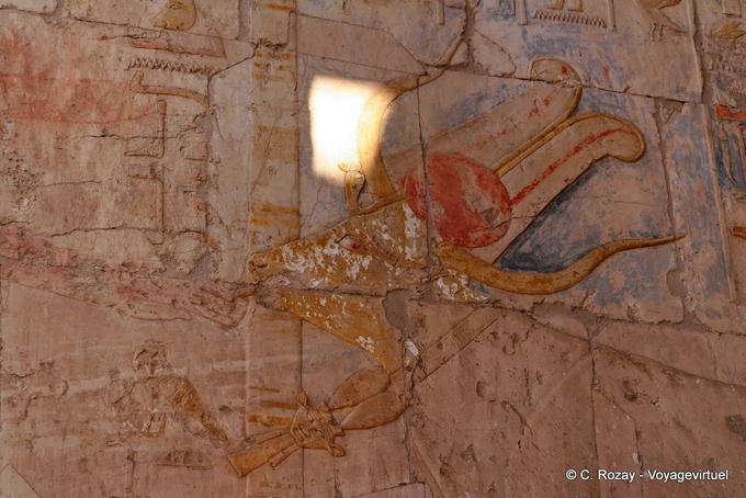 Hathor Kopf Kuh leckt ein königlicher Hand, Hatschepsut-Tempel - Aegypten