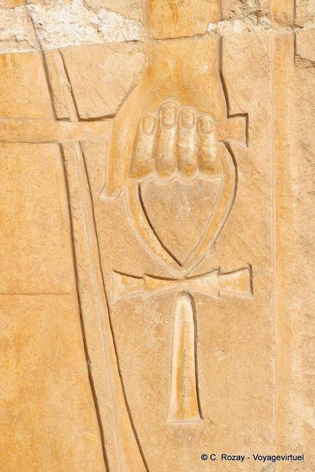 Hand, die das Kreuz des Lebens (Ankh oder Anch oder Kreuz), Erleichterung, Tempel der Hatschepsut - Aegypten