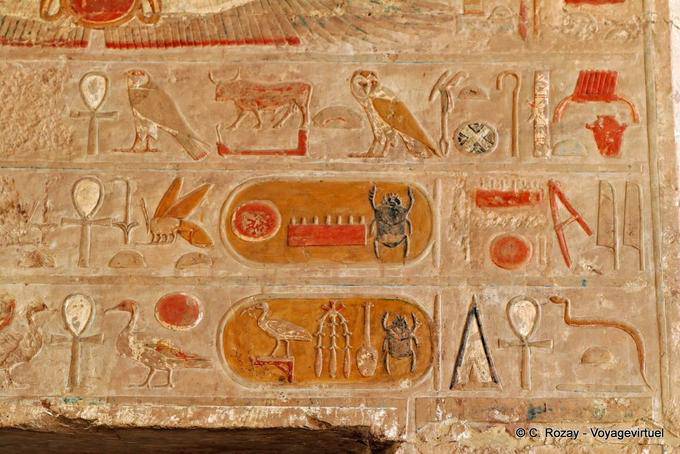Patronen und Hieroglyphen gemalt Tempel der Hatschepsut - Aegypten