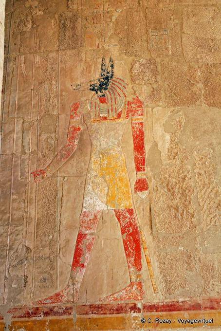 Farbdarstellung von Anubis, der Gott Grab Meister der Friedhöfe und Einbalsamierer, Hatschepsut-Tempel - Aegypten