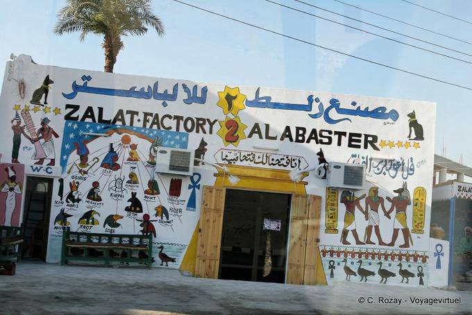 Zalat Fabrik bemalten Fassade, neues Qurna - Aegypten