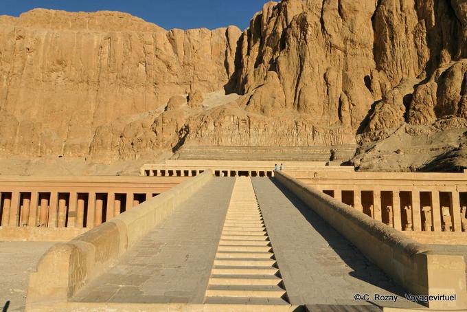 Die Rampe von der oberen Terrasse, Hatschepsut-Tempel - Aegypten